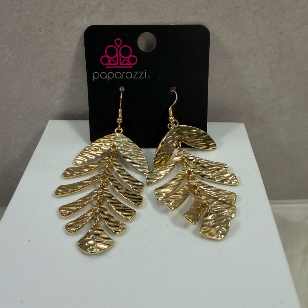 🩷5/$10🩷 paparazzi Gold Textured Leaf Dangle Earrings
